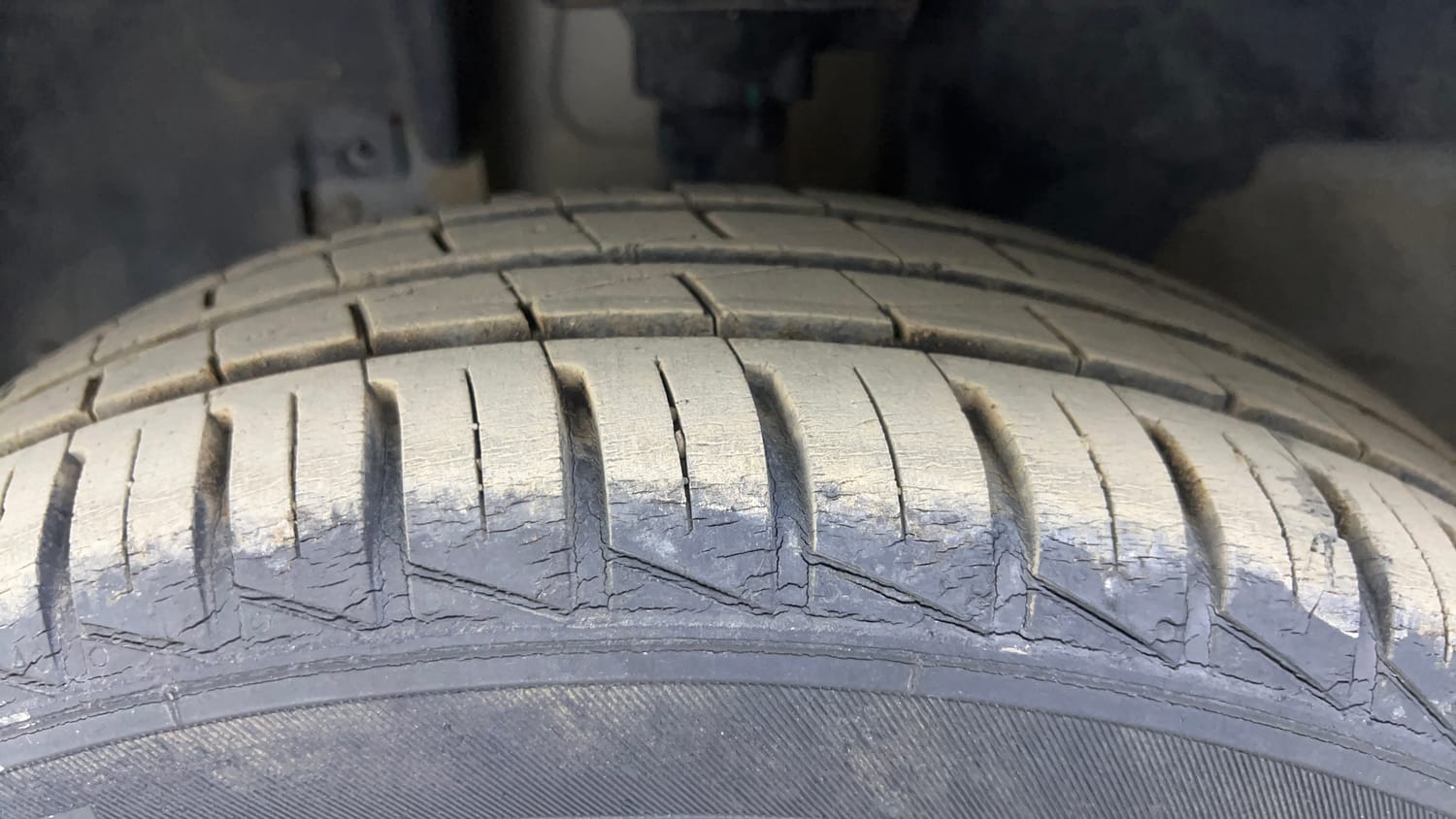 Used 2020 Renault Kwid 1.0 RXT AMT Opt Petrol Automatic tyres LEFT FRONT TYRE TREAD VIEW