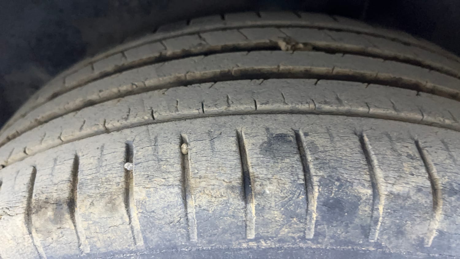 Used 2017 Volkswagen Polo Highline Plus 1.2( P)16 Alloy Petrol Manual tyres LEFT REAR TYRE TREAD VIEW