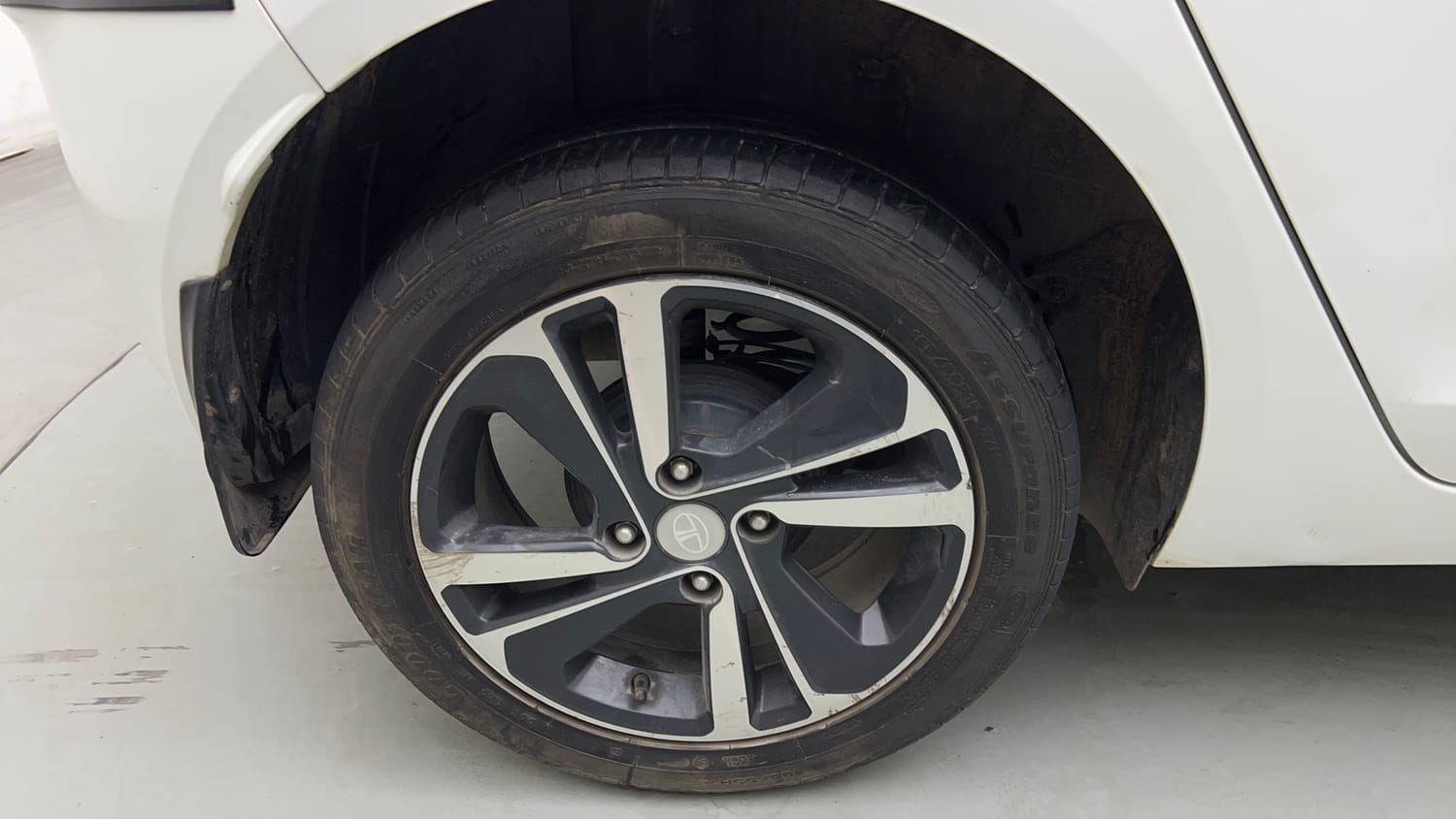Used 2022 Tata Altroz XZ Plus i-Turbo Petrol Petrol Manual tyres RIGHT REAR TYRE RIM VIEW