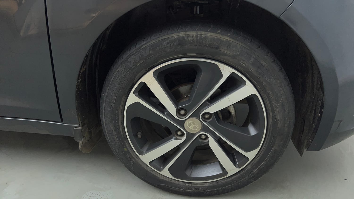 Used 2020 Tata Altroz XZ Petrol Petrol Manual tyres RIGHT FRONT TYRE RIM VIEW