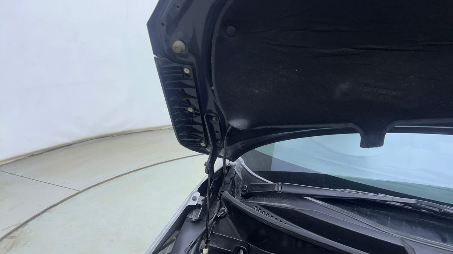 Used 2018 Maruti Suzuki Ignis Delta 1.2 MT Petrol Manual engine ENGINE RIGHT SIDE HINGE & APRON VIEW
