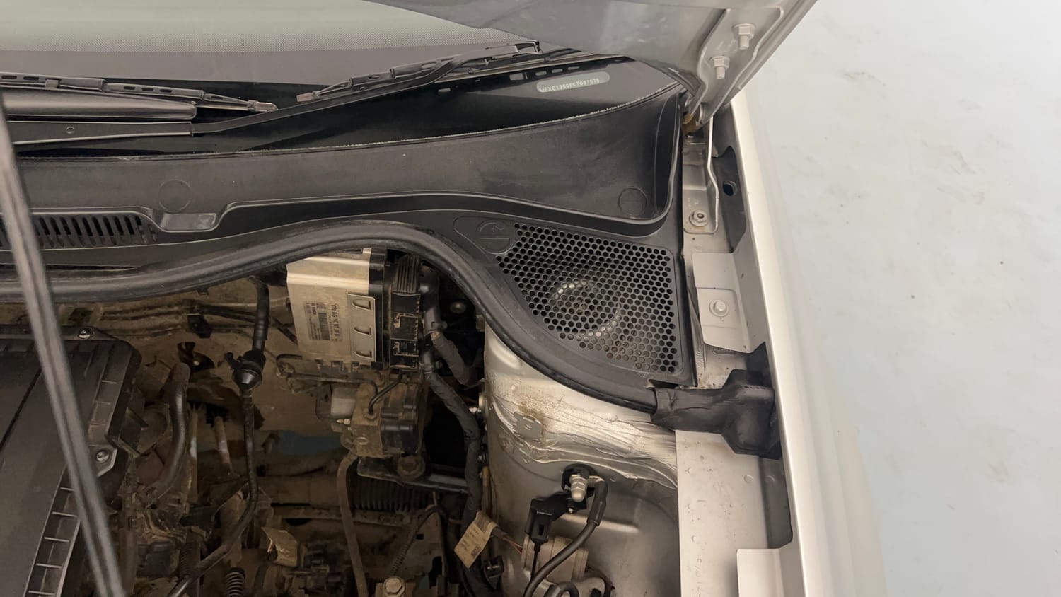 Used 2019 Volkswagen Ameo Comfortline 1.0L (P) Petrol Manual engine ENGINE LEFT SIDE HINGE & APRON VIEW