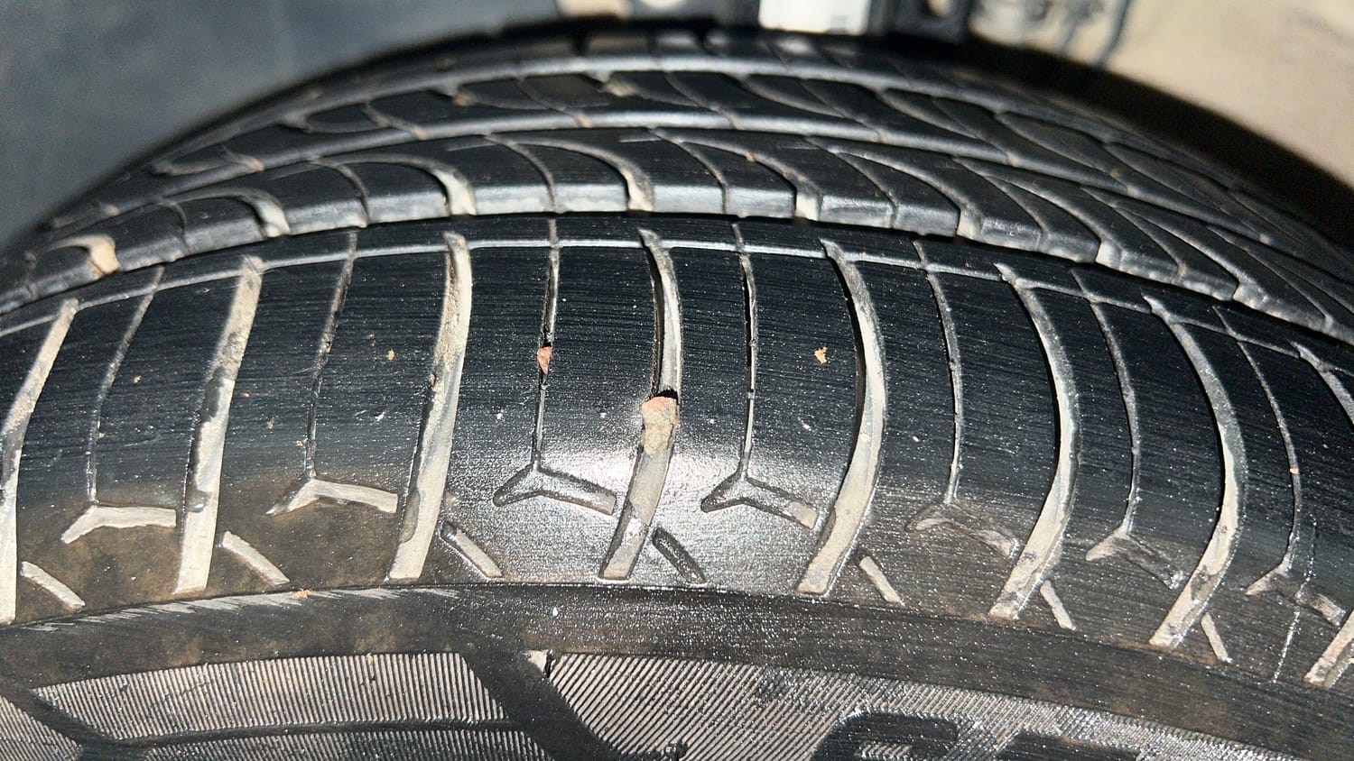 Used 2019 Volkswagen Ameo Comfortline 1.0L (P) Petrol Manual tyres LEFT FRONT TYRE TREAD VIEW