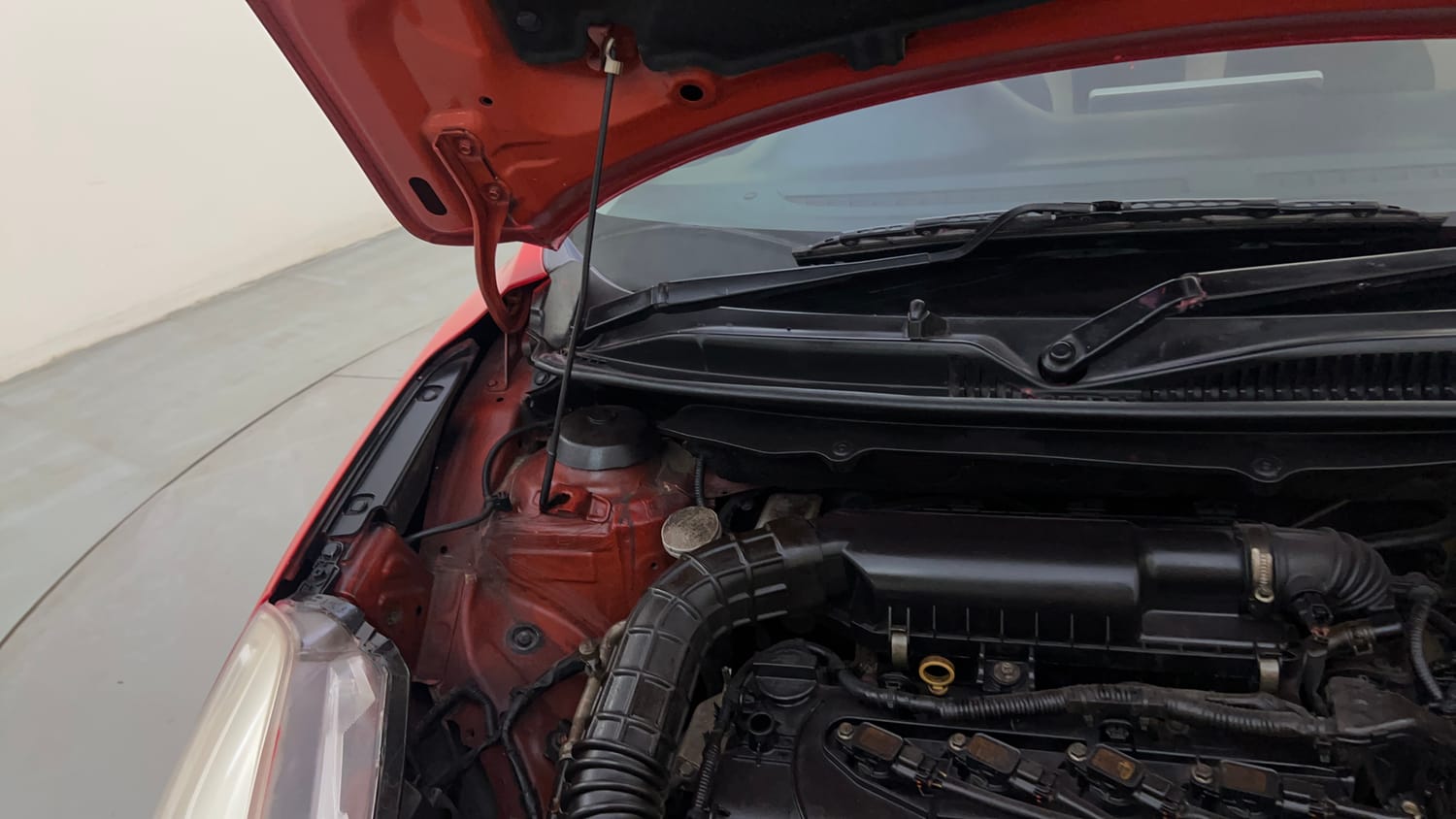 Used 2017 Maruti Suzuki Baleno Zeta 1.2 Petrol Manual engine ENGINE RIGHT SIDE HINGE & APRON VIEW