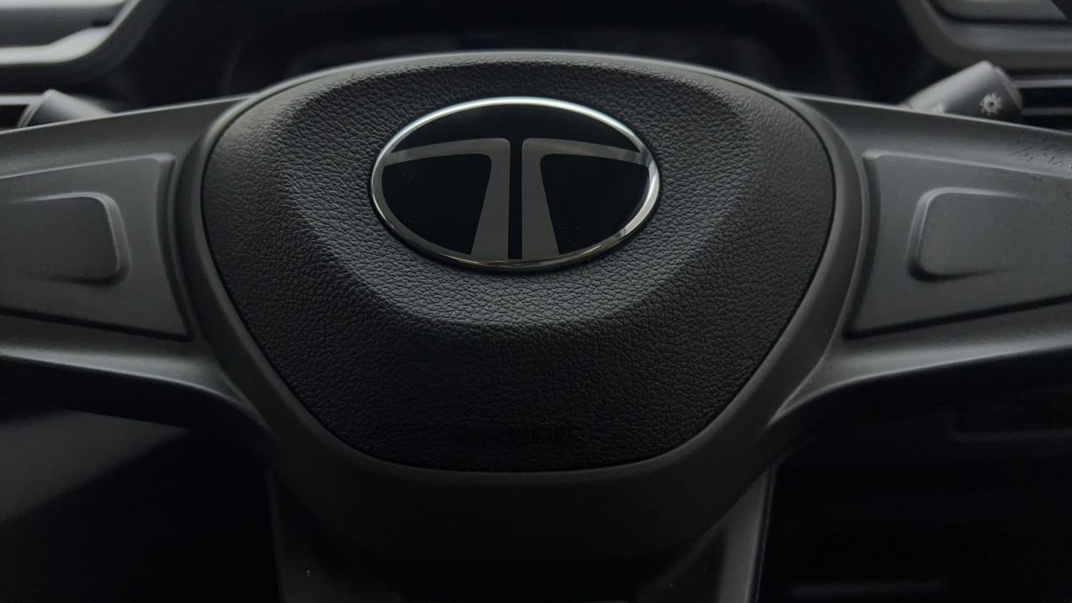 Used 2025 Tata Punch Pure (o) Petrol Manual top_features Airbags