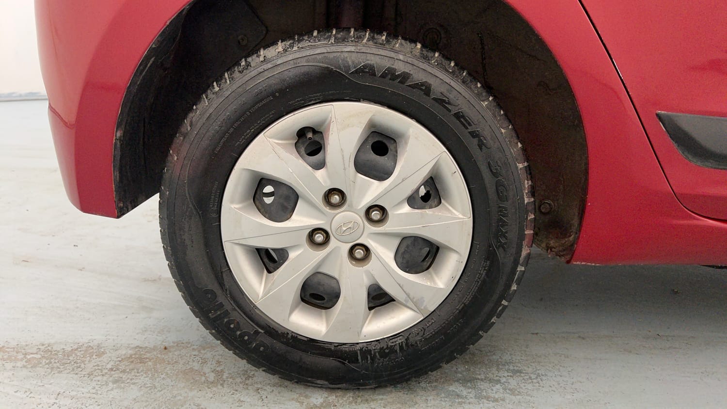 Used 2016 Hyundai Elite i20 Sportz 1.2 Petrol Manual tyres RIGHT REAR TYRE RIM VIEW