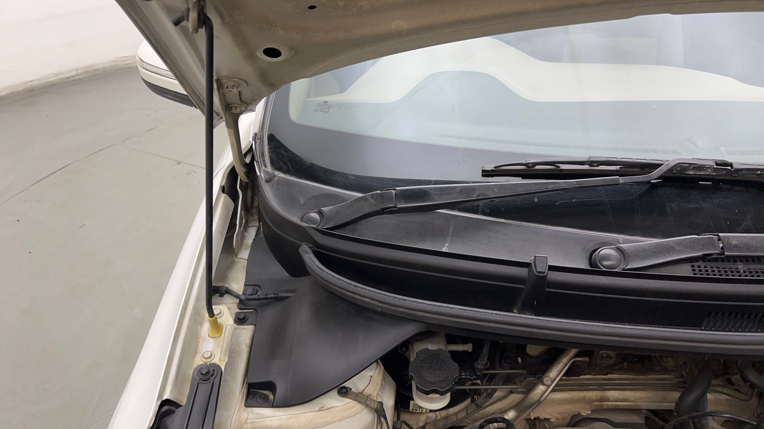 Used 2018 Hyundai Elite i20 Asta 1.2 AT Petrol Automatic engine ENGINE RIGHT SIDE HINGE & APRON VIEW