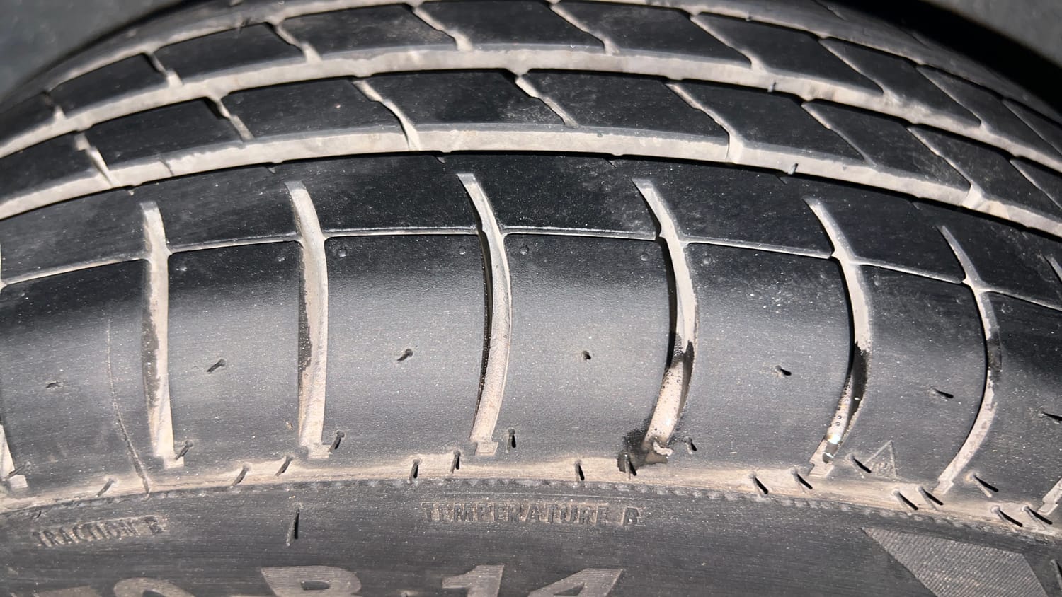 Used 2020 Renault Kwid 1.0 RXT AMT Opt Petrol Automatic tyres LEFT REAR TYRE TREAD VIEW