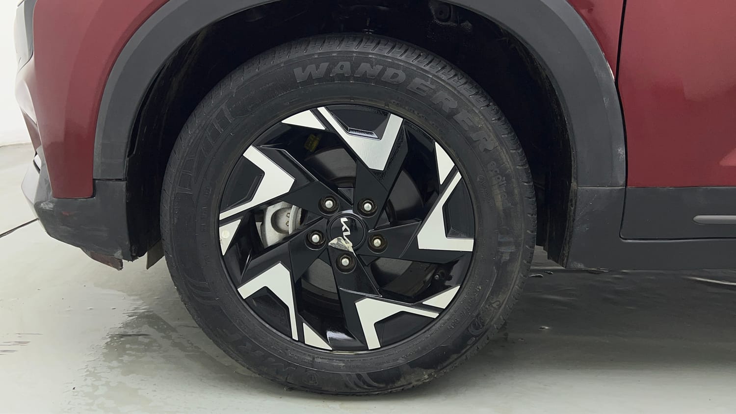 Used 2024 Kia Sonet GTX Plus 1.0 Turbo Petrol DCT Dual Tone Petrol Automatic tyres LEFT FRONT TYRE RIM VIEW