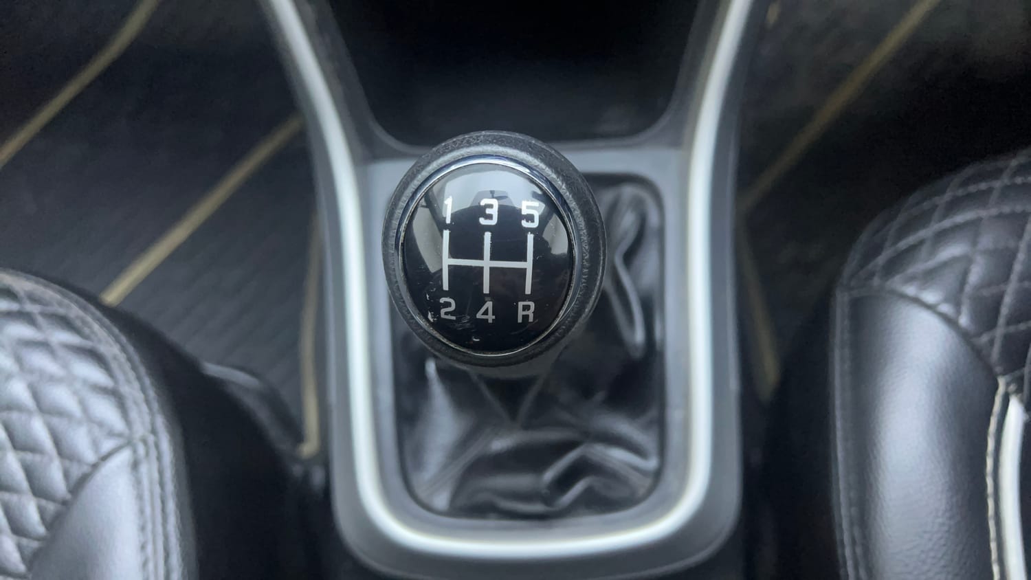 Used 2017 Maruti Suzuki S-Cross Zeta 1.3 Diesel Manual interior GEAR  KNOB VIEW