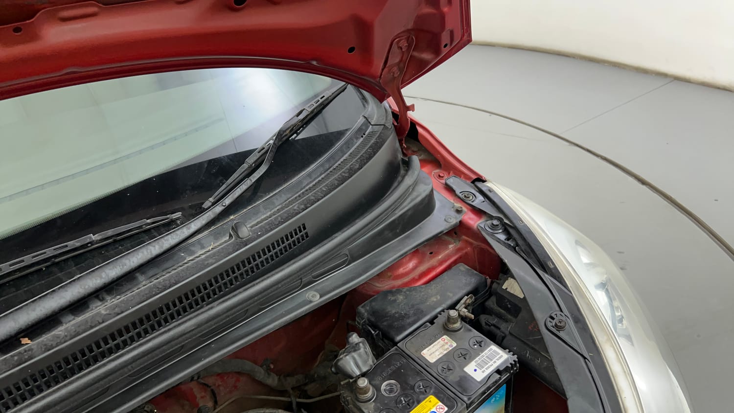 Used 2012 Hyundai i10 Era 1.1 iRDE2 Petrol Manual engine ENGINE LEFT SIDE HINGE & APRON VIEW