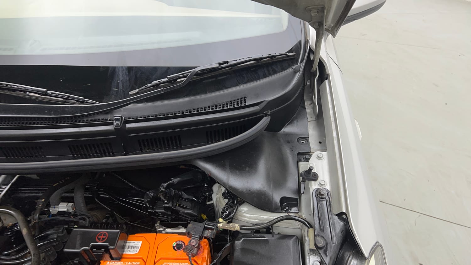 Used 2017 Hyundai Elite i20 Magna Executive 1.2 Petrol Manual engine ENGINE LEFT SIDE HINGE & APRON VIEW