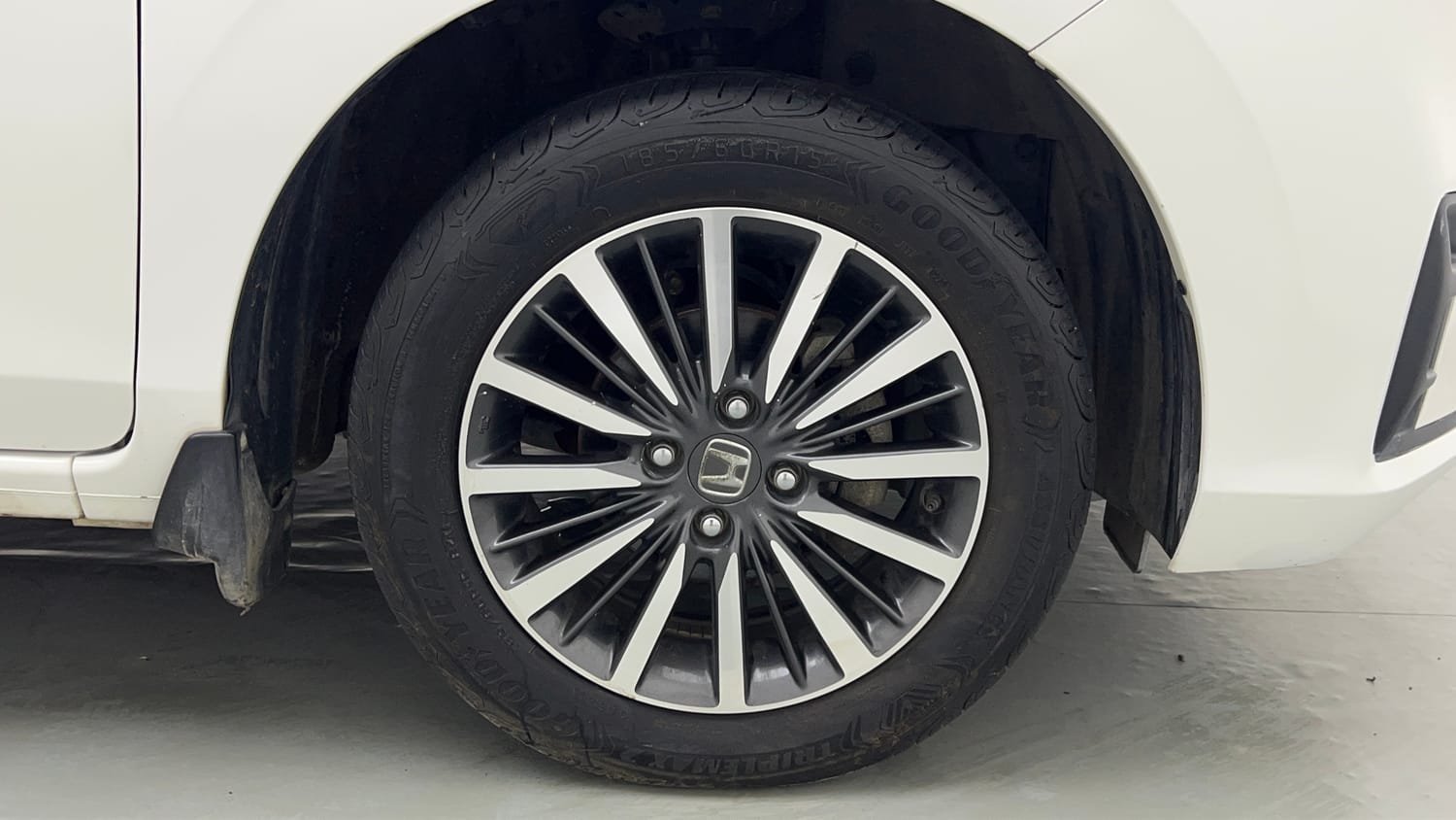 Used 2025 Honda Amaze ZX 1.2 Petrol CVT Petrol Automatic tyres RIGHT FRONT TYRE RIM VIEW
