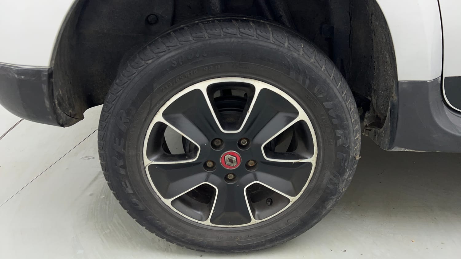 Used 2018 Renault Duster RXS CVT Petrol Automatic tyres RIGHT REAR TYRE RIM VIEW