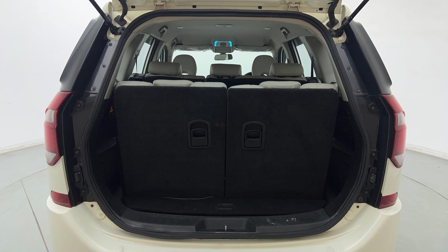Used 2021 Mahindra XUV500 W7 Diesel Manual interior DICKY INSIDE VIEW