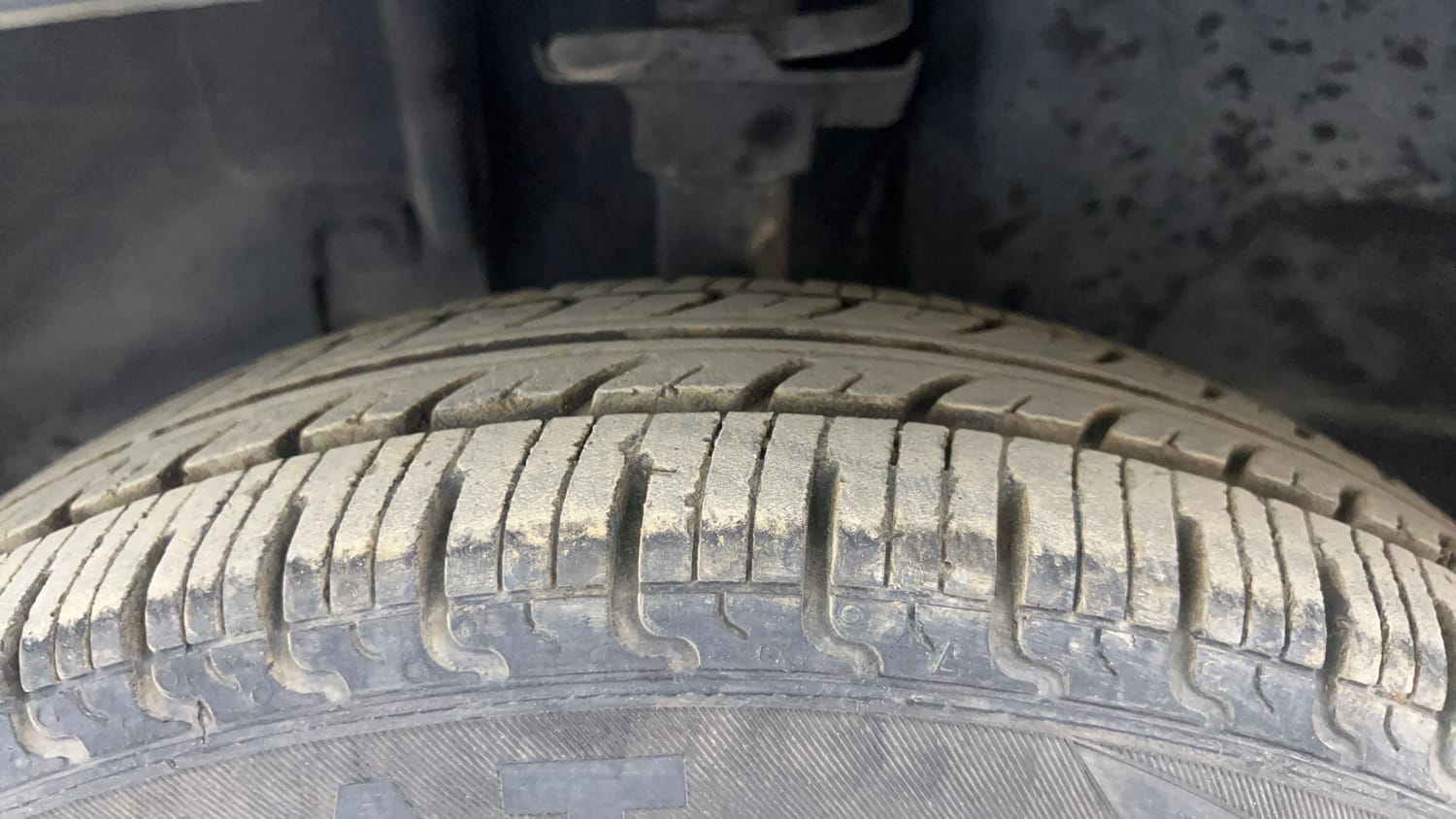 Used 2018 Renault Kwid 1.0 RXT AMT Opt Petrol Automatic tyres LEFT FRONT TYRE TREAD VIEW