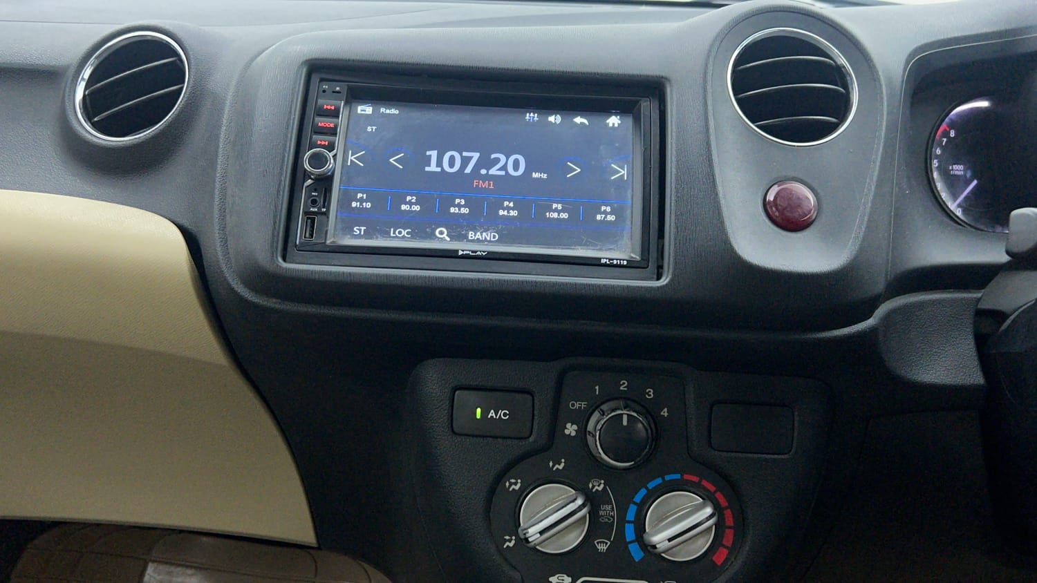 Used 2016 Honda Amaze 1.2 S i-VTEC Petrol Manual top_features Integrated (in-dash) music system