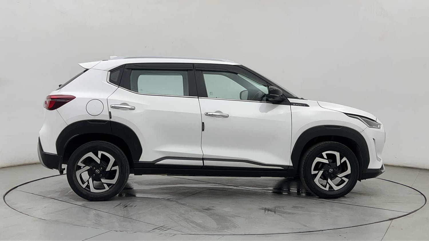 Used 2024 Nissan Magnite XV Premium Turbo CVT Petrol Automatic exterior RIGHT SIDE VIEW
