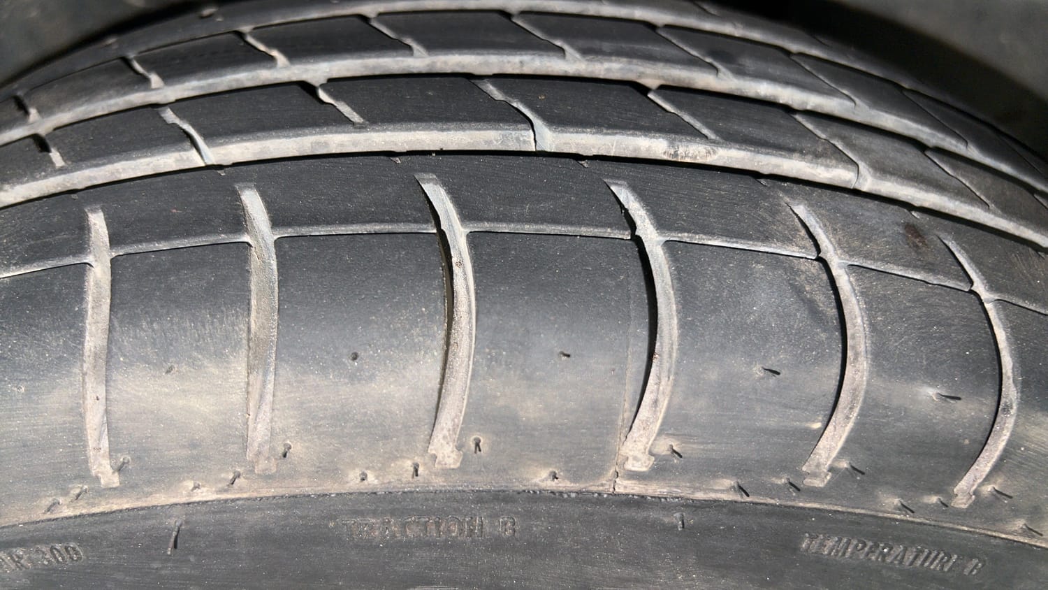 Used 2020 Renault Kwid 1.0 RXT AMT Opt Petrol Automatic tyres RIGHT FRONT TYRE TREAD VIEW
