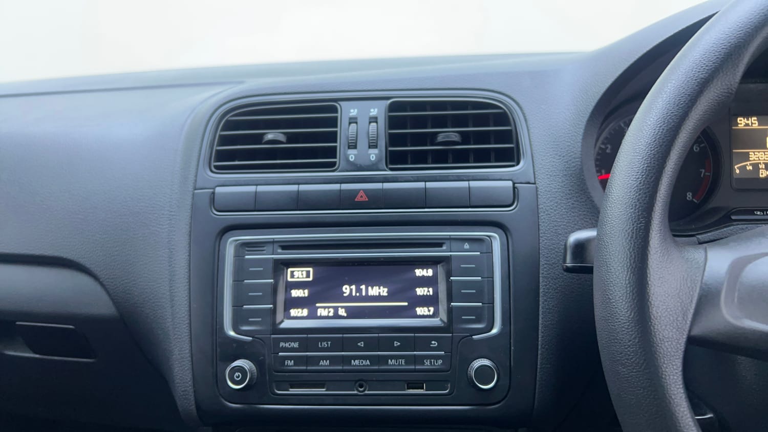 Used 2019 Volkswagen Ameo Comfortline 1.0L (P) Petrol Manual interior MUSIC SYSTEM & AC CONTROL VIEW