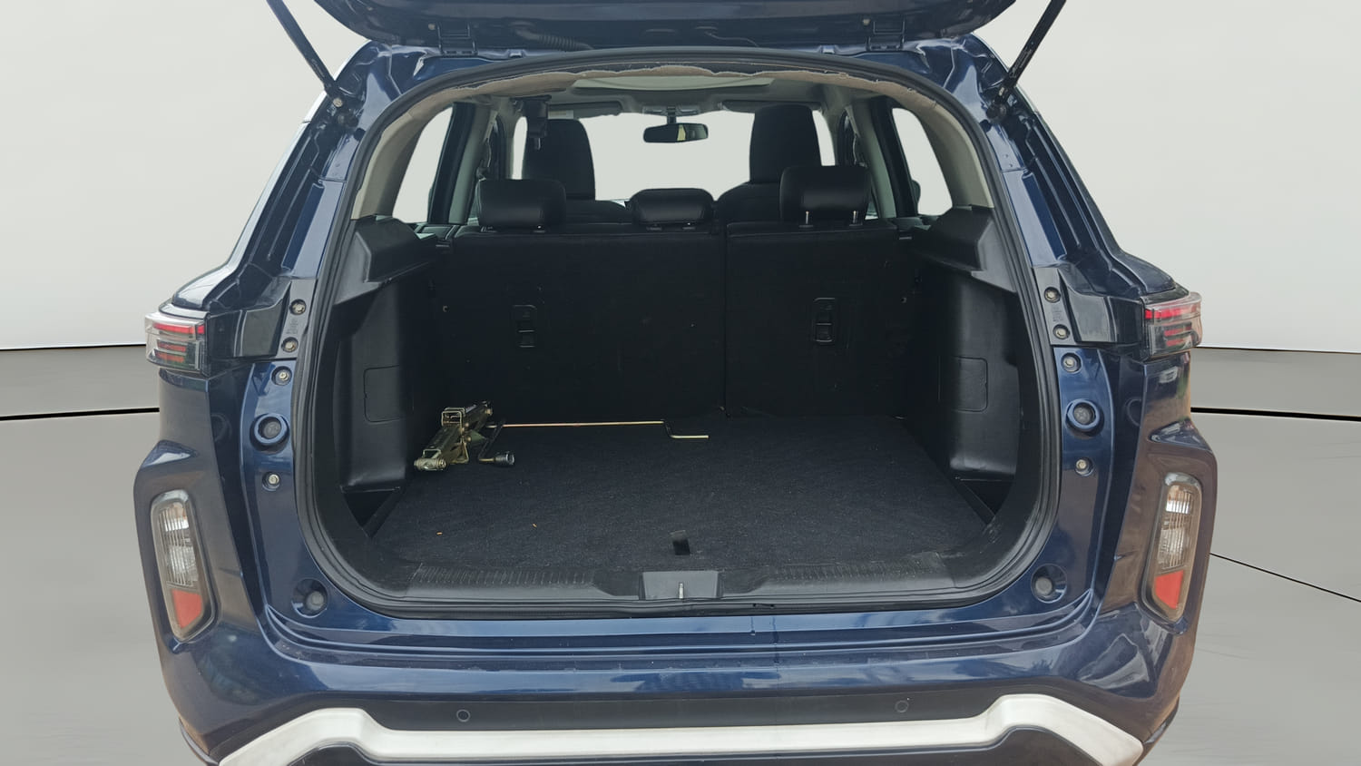 Used 2022 Maruti Suzuki Grand Vitara Alpha Smart Hybrid AT Petrol Automatic interior DICKY INSIDE VIEW