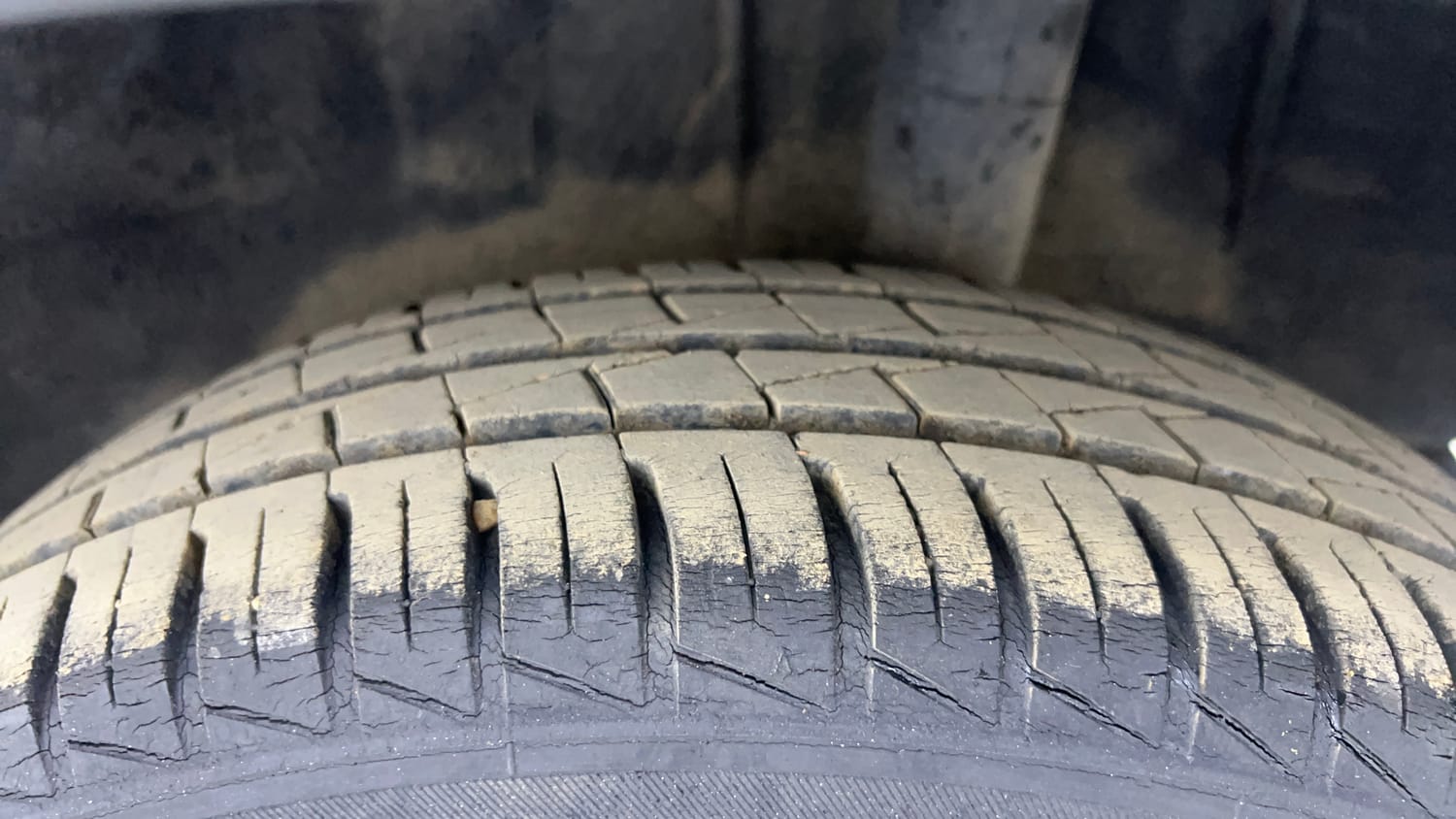 Used 2020 Renault Kwid 1.0 RXT AMT Opt Petrol Automatic tyres LEFT REAR TYRE TREAD VIEW