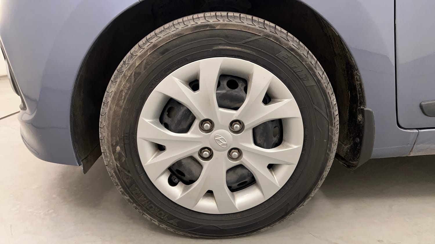Used 2014 Hyundai Grand i10 Sportz 1.1 CRDi Diesel Manual tyres LEFT FRONT TYRE RIM VIEW