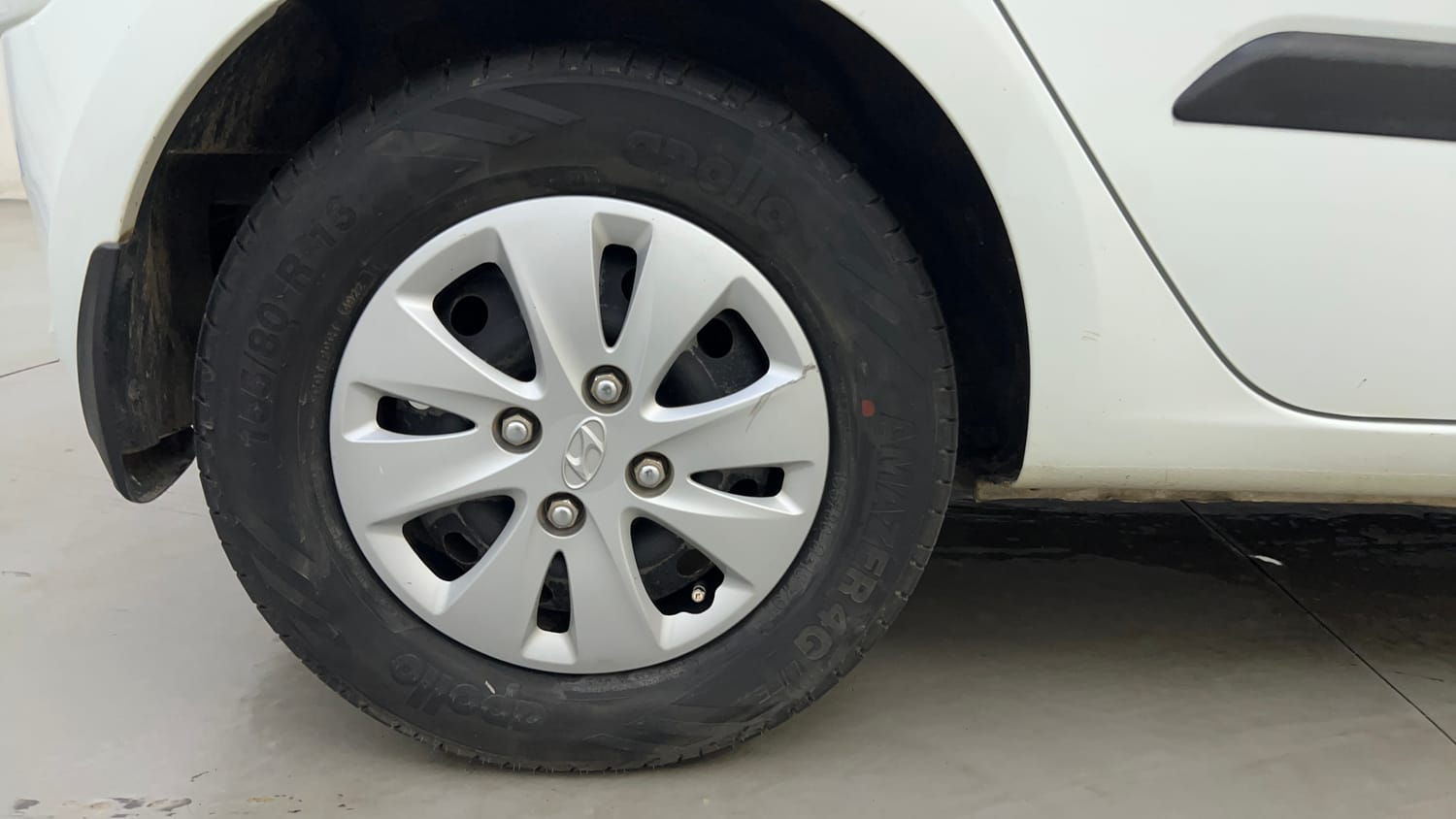 Used 2012 Hyundai i10 Magna 1.1 iRDE2 Petrol Manual tyres RIGHT REAR TYRE RIM VIEW