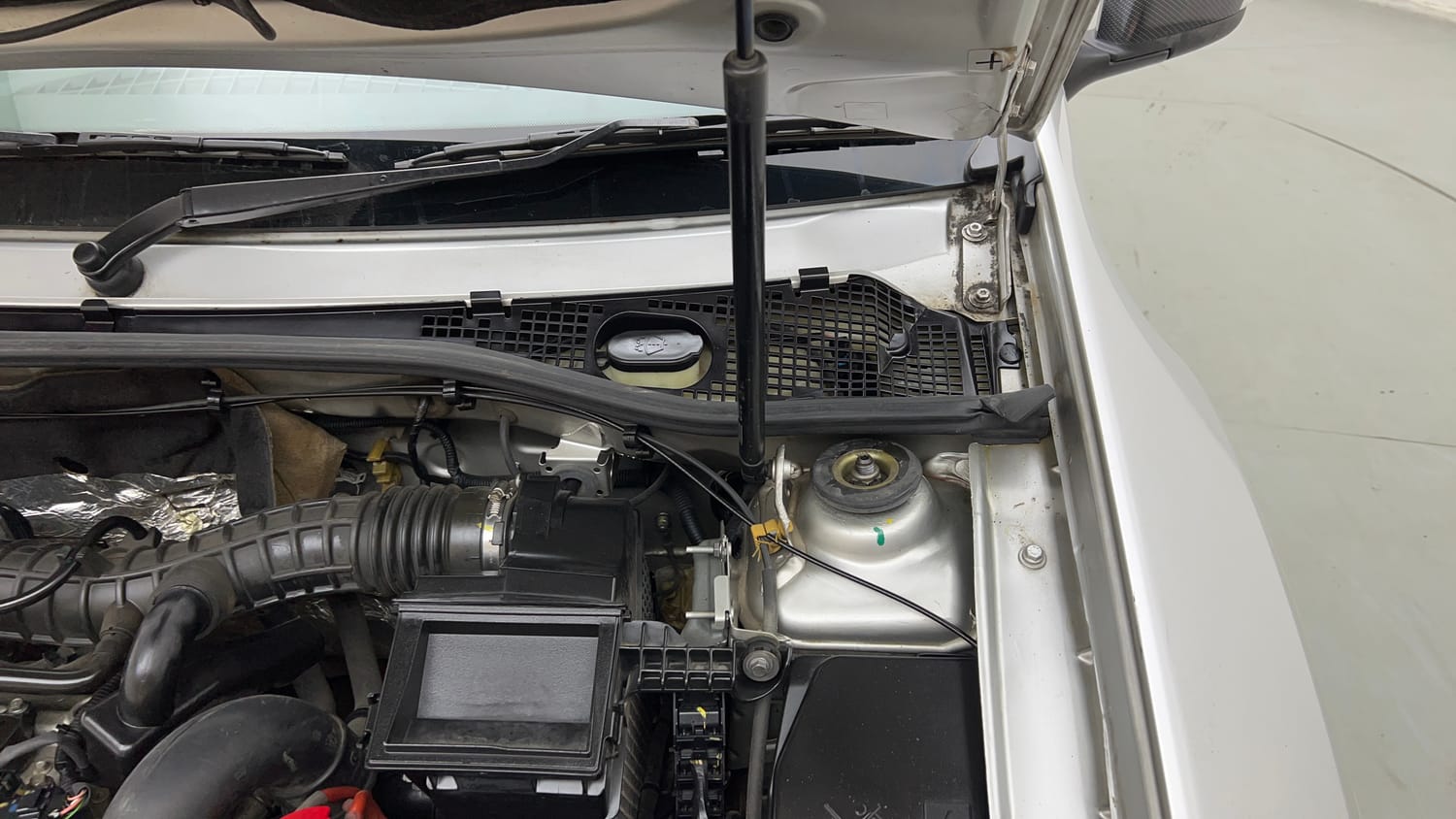 Used 2018 Renault Duster RXS CVT Petrol Automatic engine ENGINE LEFT SIDE HINGE & APRON VIEW
