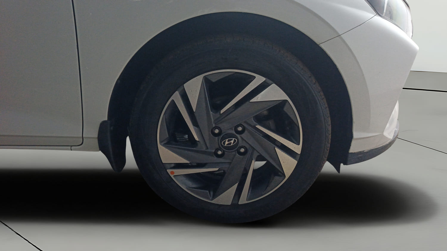 Used 2021 Hyundai i20 Asta 1.0 Turbo DCT Petrol Automatic tyres RIGHT FRONT TYRE RIM VIEW