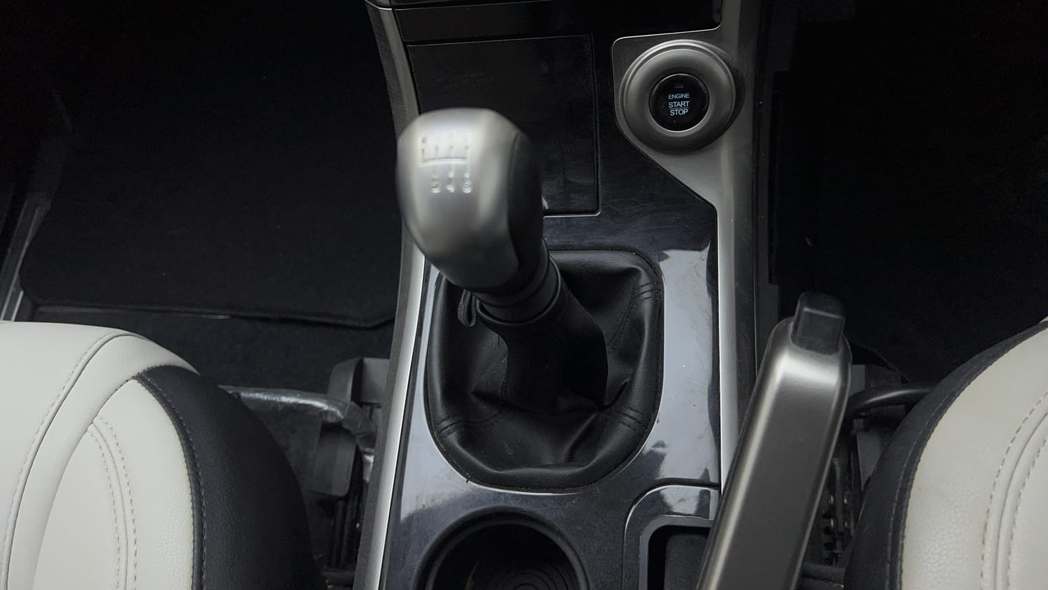Used 2021 Mahindra XUV500 W7 Diesel Manual interior GEAR  KNOB VIEW