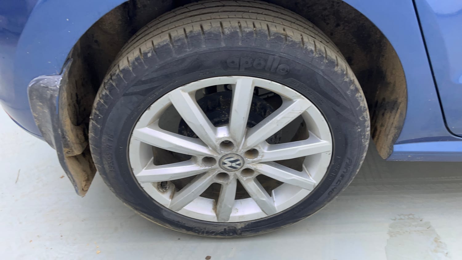 Used 2017 Volkswagen Polo Highline Plus 1.2( P)16 Alloy Petrol Manual tyres RIGHT REAR TYRE RIM VIEW