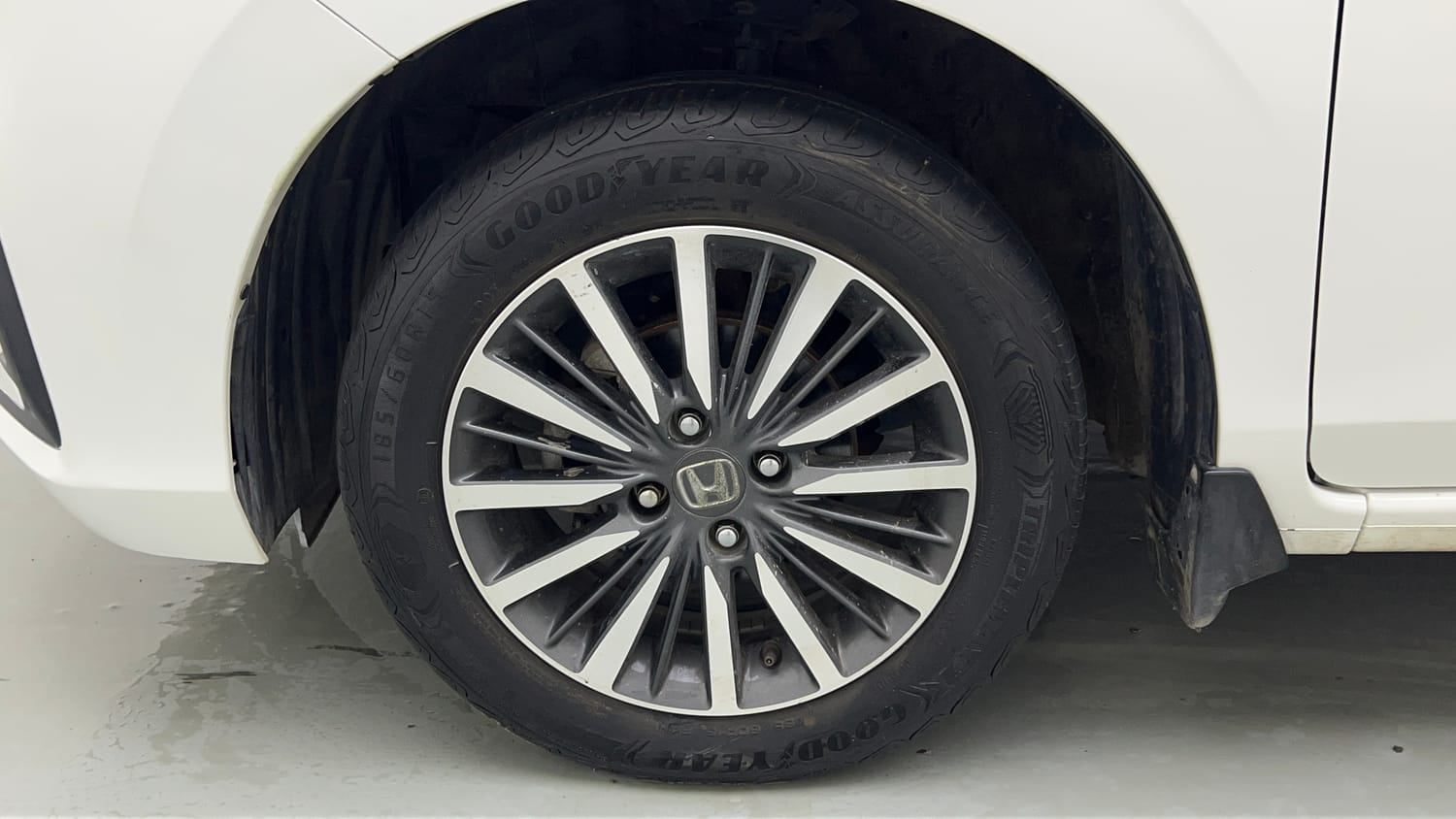 Used 2025 Honda Amaze ZX 1.2 Petrol CVT Petrol Automatic tyres LEFT FRONT TYRE RIM VIEW