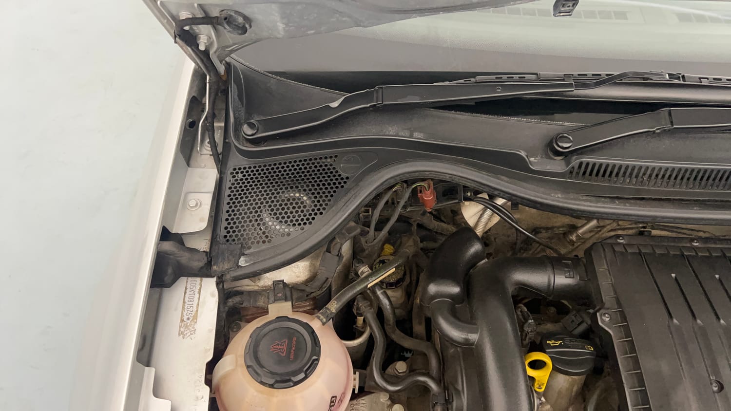 Used 2019 Volkswagen Ameo Comfortline 1.0L (P) Petrol Manual engine ENGINE RIGHT SIDE HINGE & APRON VIEW