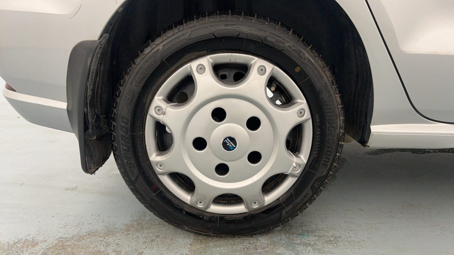 Used 2019 Volkswagen Ameo Comfortline 1.0L (P) Petrol Manual tyres RIGHT REAR TYRE RIM VIEW