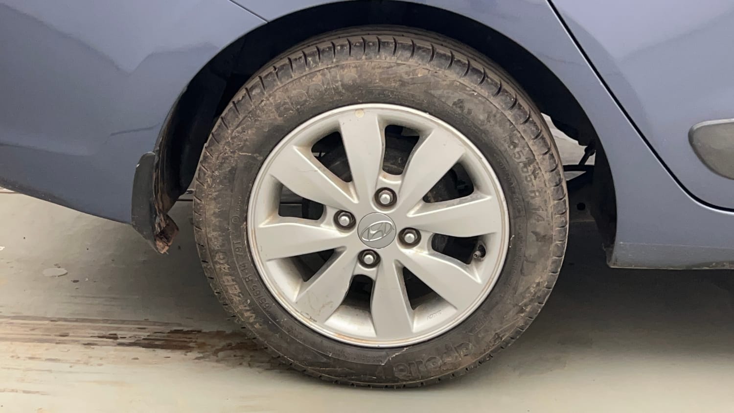 Used 2014 Hyundai Xcent SX 1.2 Petrol Manual tyres RIGHT REAR TYRE RIM VIEW