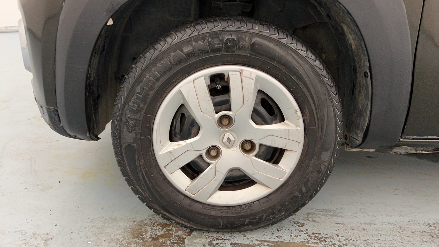 Used 2017 Renault Kwid 1.0 RXT AMT Opt Petrol Automatic tyres LEFT FRONT TYRE RIM VIEW