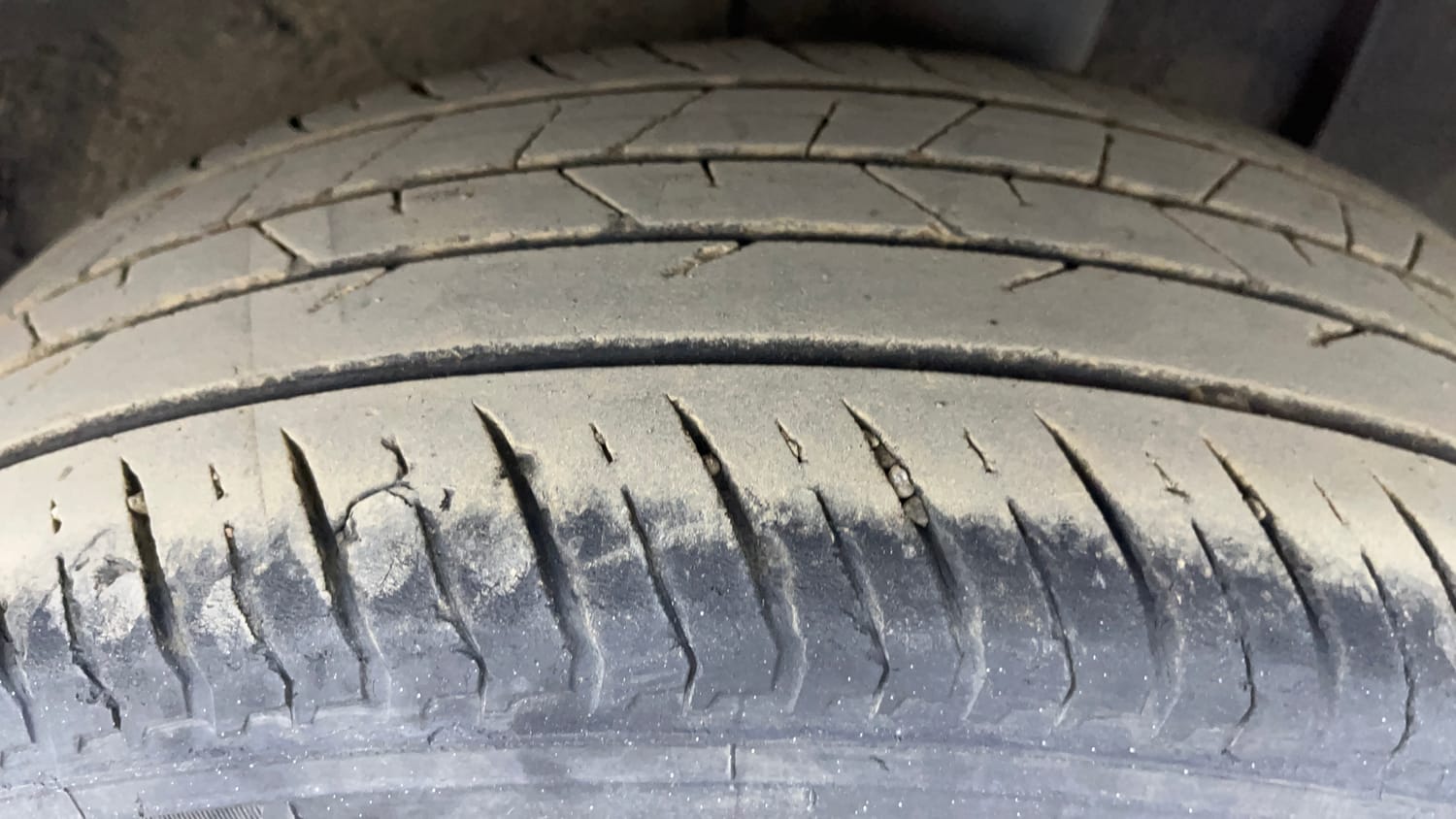 Used 2023 Nissan Magnite XV Premium Turbo Petrol Manual tyres LEFT REAR TYRE TREAD VIEW