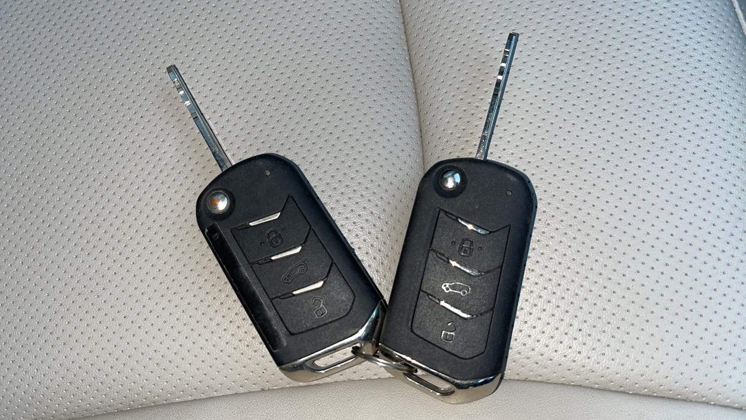 Used 2022 Mahindra XUV 300 W8 (O) 1.2 Petrol Petrol Manual extra CAR KEY VIEW