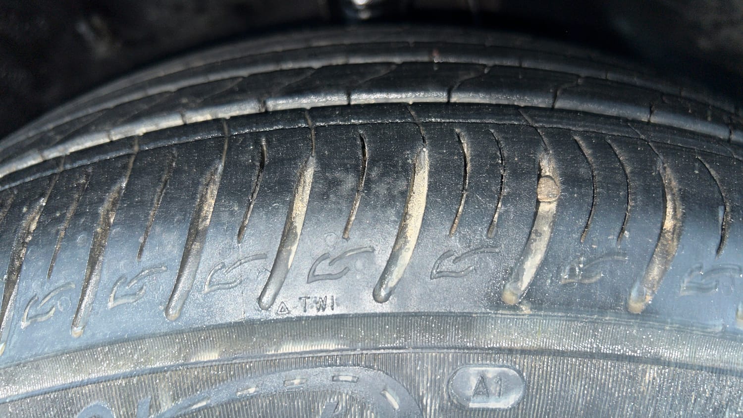 Used 2024 Kia Sonet GTX Plus 1.0 Turbo Petrol DCT Dual Tone Petrol Automatic tyres RIGHT FRONT TYRE TREAD VIEW