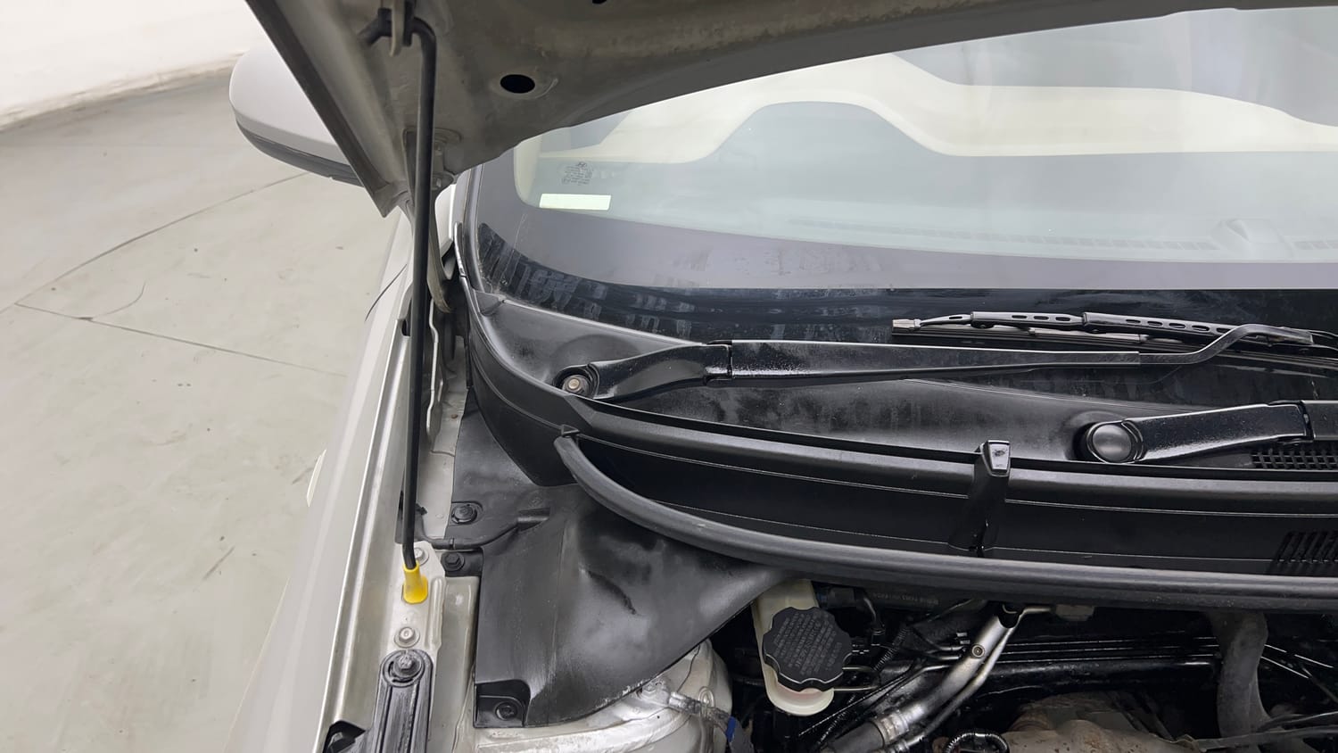 Used 2017 Hyundai Elite i20 Magna Executive 1.2 Petrol Manual engine ENGINE RIGHT SIDE HINGE & APRON VIEW