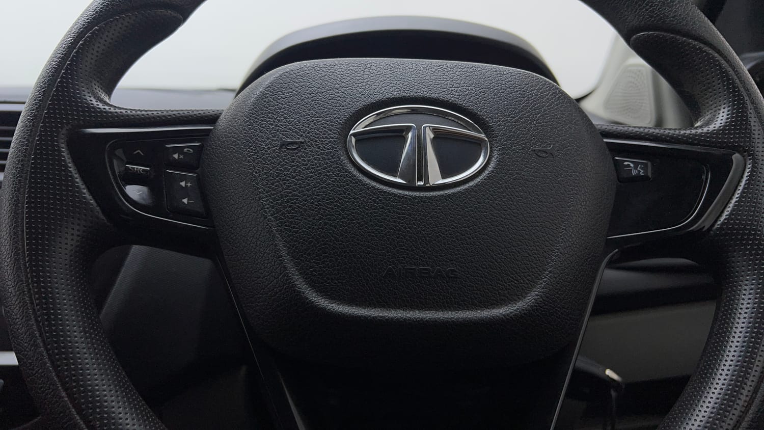 Used 2019 Tata Tiago Revotron XZ w/o Alloy Petrol Manual top_features Airbags