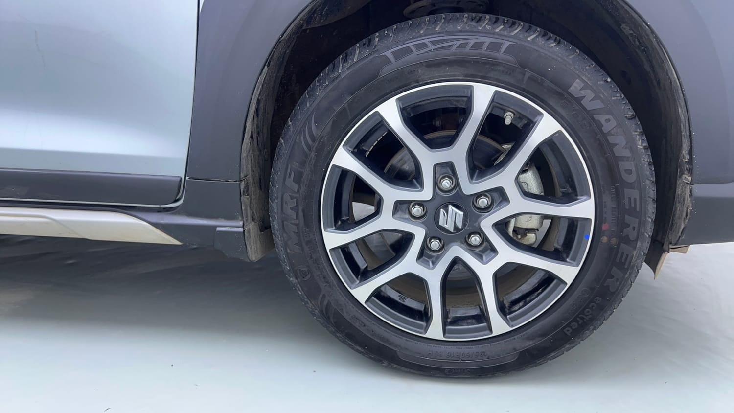 Used 2025 Maruti Suzuki XL6 Alpha Plus MT Petrol Petrol Manual tyres RIGHT FRONT TYRE RIM VIEW