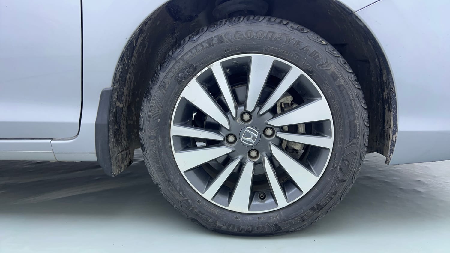 Used 2024 Honda City V Petrol CVT Petrol Automatic tyres RIGHT FRONT TYRE RIM VIEW