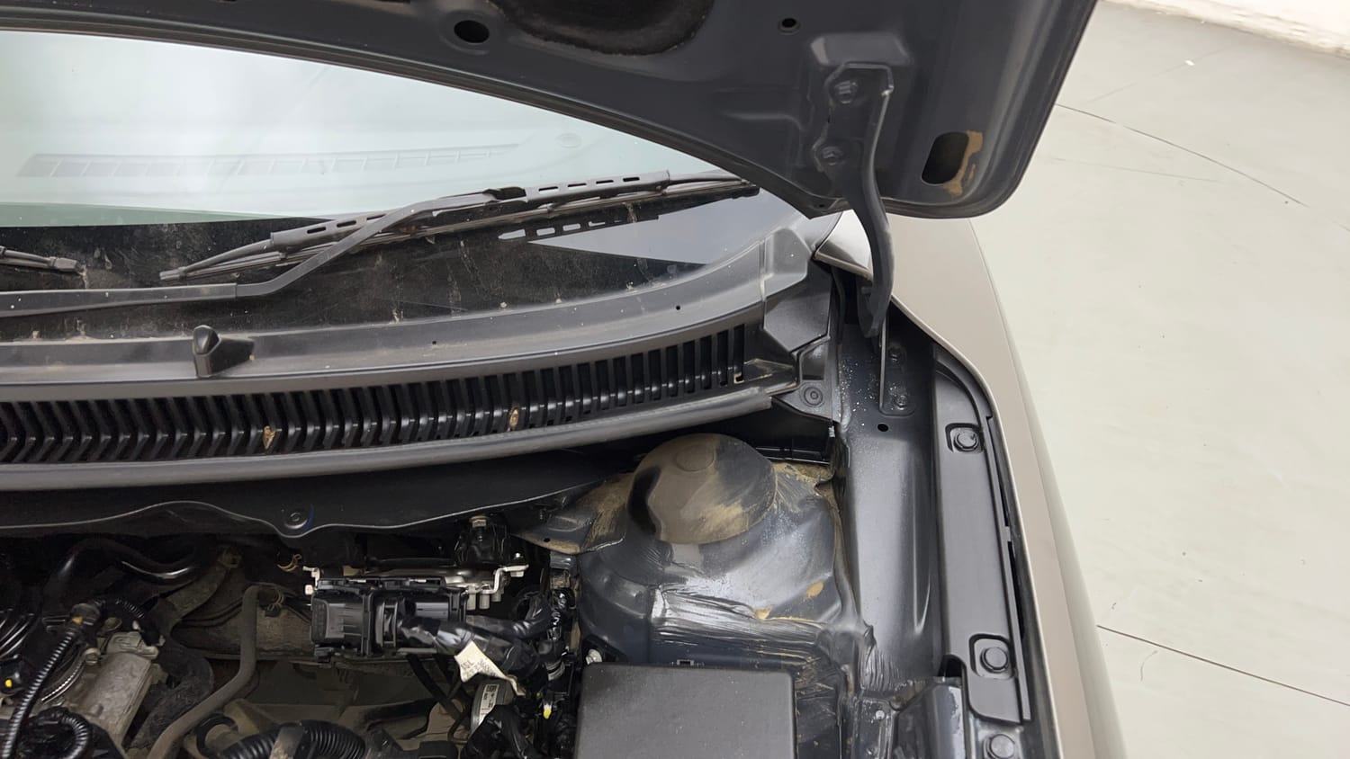 Used 2019 Maruti Suzuki Baleno Alpha Petrol Manual engine ENGINE LEFT SIDE HINGE & APRON VIEW