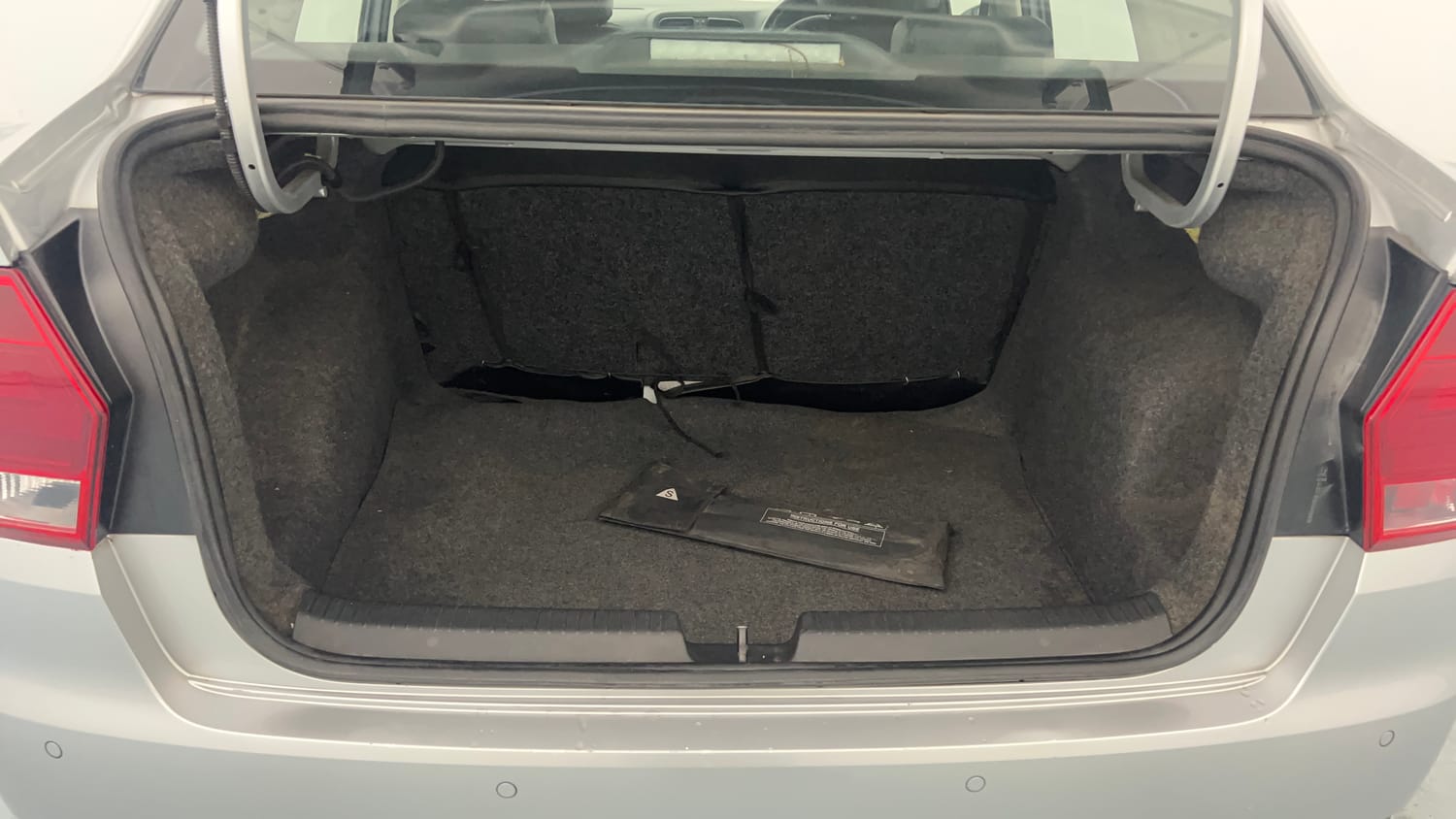 Used 2019 Volkswagen Ameo Comfortline 1.0L (P) Petrol Manual interior DICKY INSIDE VIEW