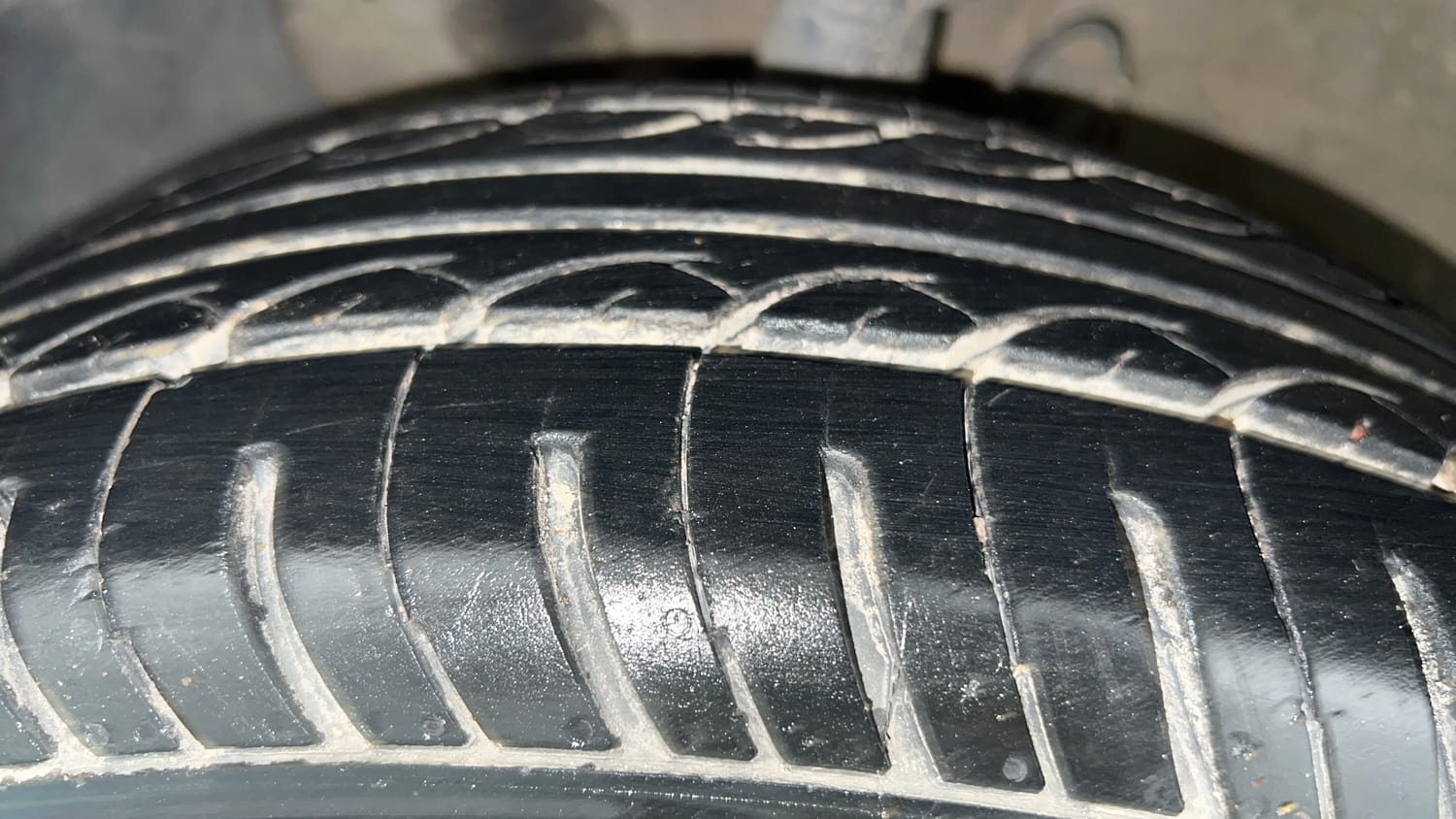 Used 2016 Hyundai Elite i20 Sportz 1.2 Petrol Manual tyres LEFT FRONT TYRE TREAD VIEW