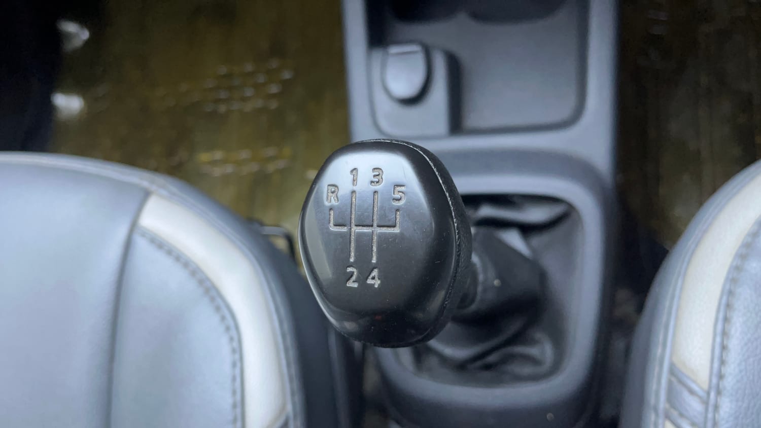 Used 2016 Renault Kwid 1.0 RXT Petrol Manual interior GEAR  KNOB VIEW