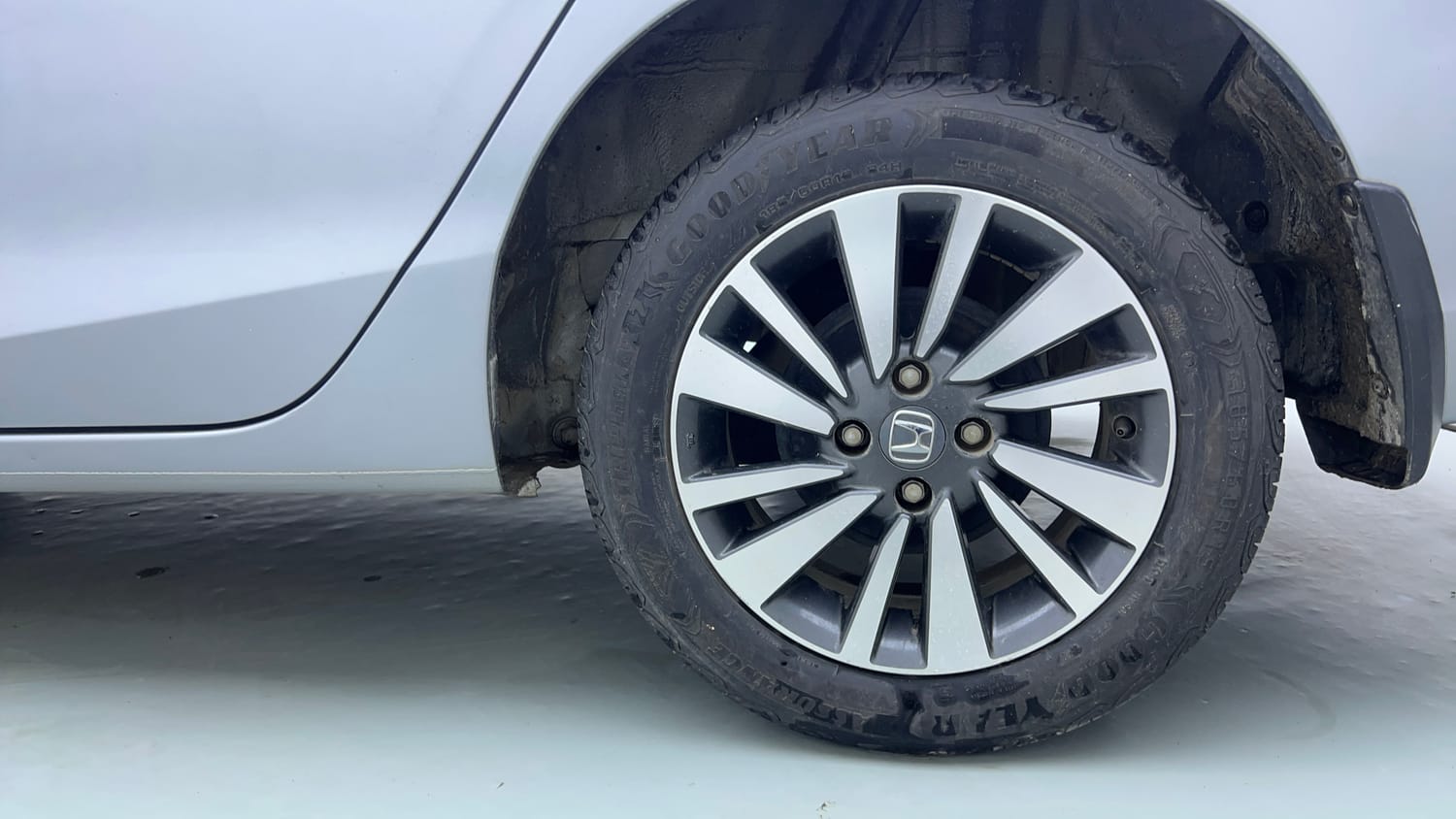 Used 2024 Honda City V Petrol CVT Petrol Automatic tyres LEFT REAR TYRE RIM VIEW