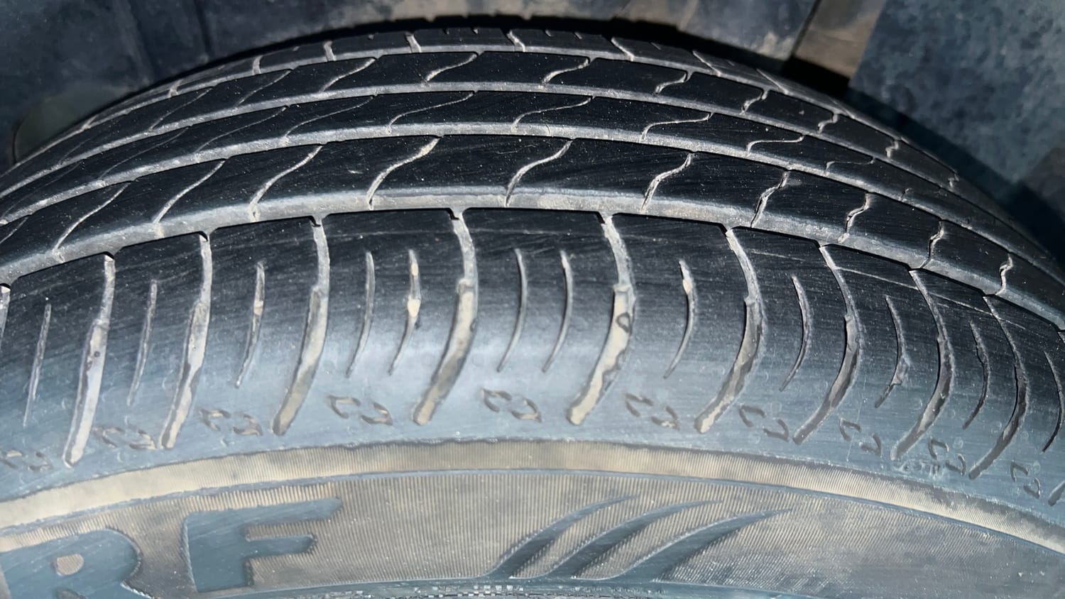 Used 2022 Maruti Suzuki XL6 Alpha Plus MT Petrol Petrol Manual tyres LEFT REAR TYRE TREAD VIEW